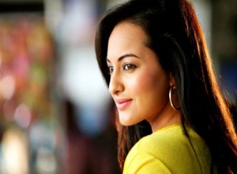 মেকআপ ছাড়া দারোয়ানও চিনলেন না সোনাক্ষীকে!