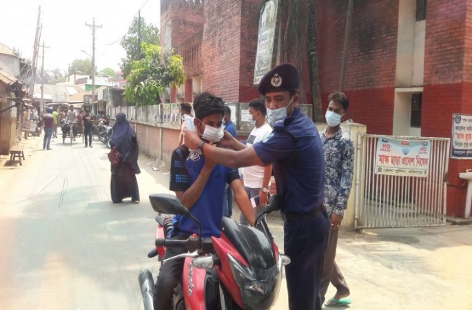 করোনা ভাইরাস বৃদ্ধি পাওয়ায় ফরিদপুর আলফাডাঙ্গা থানায় জনসচেতনতা বৃদ্বির লক্ষে মাস্ক বিতরন