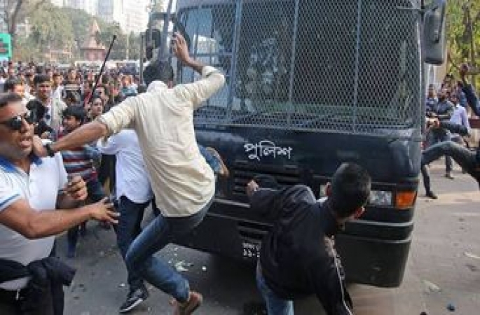যশোরের ভোটকেন্দ্রে পুলিশের গাড়িতে হামলায় আহত ৫