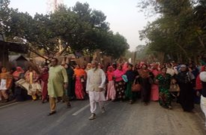 সংসদ সদস্য কে কটুক্তি করায় - ঝাড়ু মিছিল