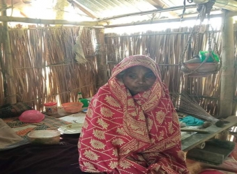 আমতলীতে অসহায় সুফিয়া বেগমের ঝুপড়ি ঘরে বসবাস,ভাগ্যে জোটেনি কোন সহায়তা