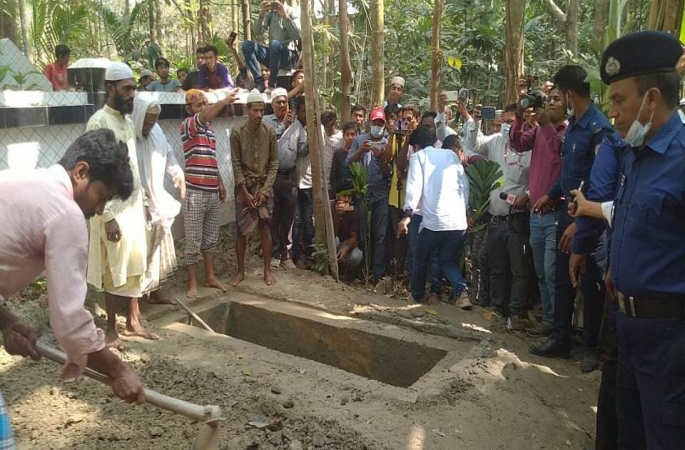 পারিবারিক কবরস্থানেই হাদিসুরের দাফন সম্পান্ন