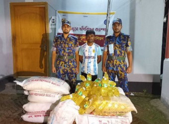 তেল-চিনি পাচারকালে যুবক আটক রোহিঙ্গা ক্যাম্প থেকে 