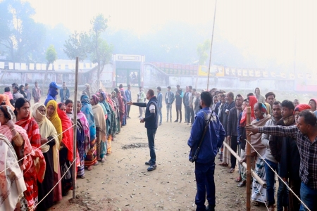 উৎসবমুখর পরিবেশে ভোটারা সুষ্ঠু ভাবে ভোট প্রদান করছেন 