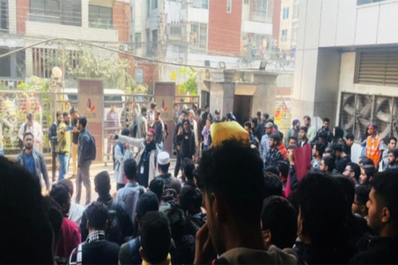 শিক্ষক সরোয়ারকে ক্লাসে ফেরানোর দাবিতে শিক্ষার্থীদের বিক্ষোভ