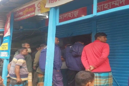 ডোমারের চিকনমাটি মোড়ে দোকান চুরি। 