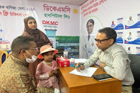 বানিজ্য মেলায় দর্শনার্থীদের সেবা দিতে ডিকেএমসি হাসপাতালের অধ্যাপক ডাক্তার এম এ কাশেম, 