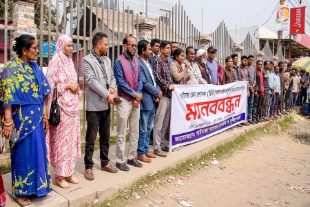 গাইবান্ধার ডিসির বদলির দাবিতে মানববন্ধন, সড়ক অবরোধ