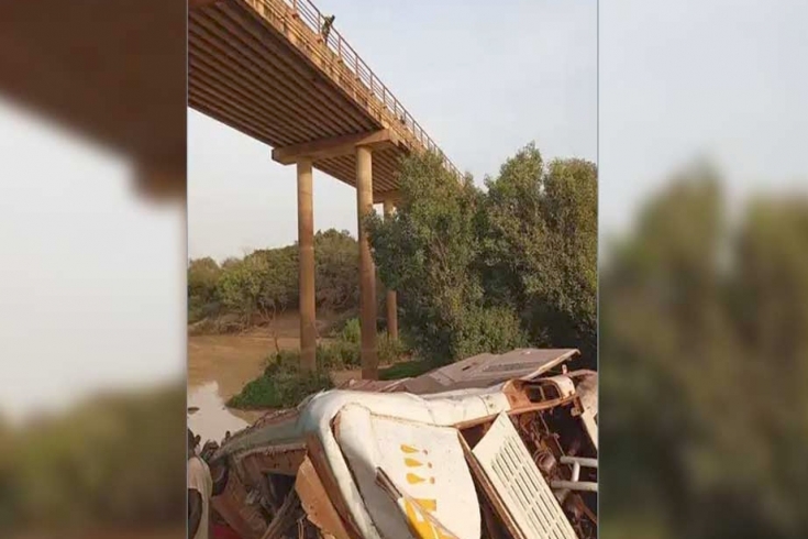 মালিতে সেতু থেকে বাস নদীতে পড়ে নিহত ৩১