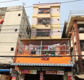 যদিও তিনি একজন গৃহিণী, 