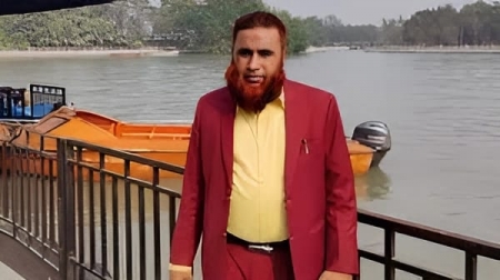 দূর্নীতির সংবাদ প্রকাশ: ক্ষোভে সাংবাদিকদের ব্যানার ছিড়লেন জবি কর্মকর্তা 
