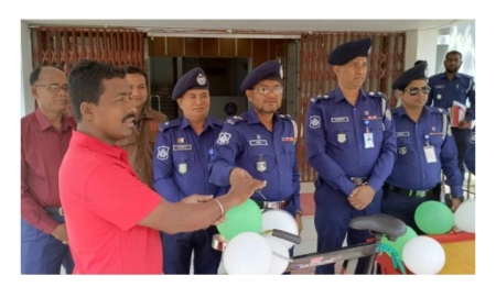 পিরোজপুর জেলা পুলিশের মানবিকতায় ভ্যানগাড়ি পেলেন দীপঙ্কর সাহা