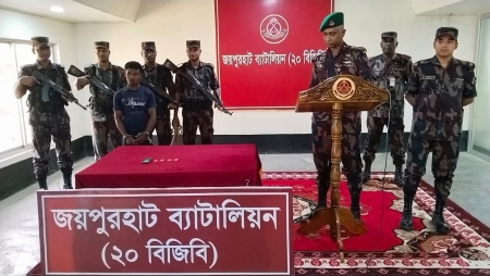 জয়পুরহাট ব্যাটালিয়নের অভিযান  ৪৫ লাখ টাকার স্বর্ণের বার জব্দ, আটক-১ 
