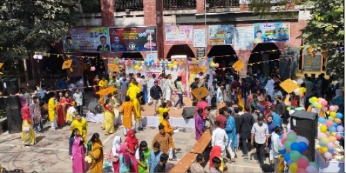 বসন্ত বরণ ও পিঠা উৎসবে মেতেছে সোহরাওয়ার্দী কলেজ। 