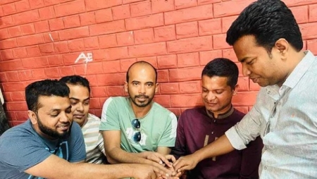 আদালতের হাজতখানার বারান্দায় কেক কেটে ছাত্রদল নেতার জন্মদিন উদ্‌যাপন পালন করলেন।