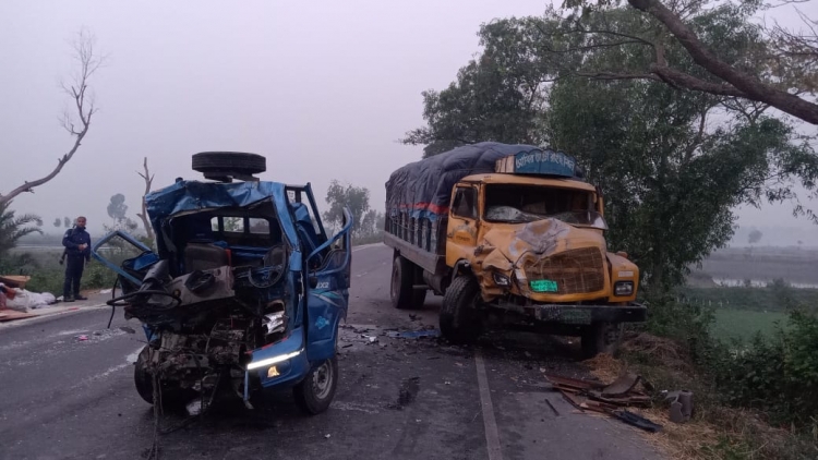 তাড়াশে মাল বোঝাই ট্রাক ও পিক আপ ভ্যানের সংঘর্ষে ১ জন নিহত