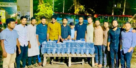 ছিন্নমূল মানুষের মাঝে সেহরী বিতরণ করে একদল তরুণ