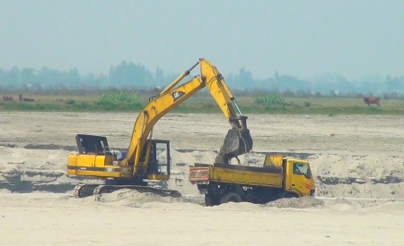 ভূঞাপুরে প্রশাসনকে বৃদ্ধাঙ্গুল দেখিয়ে বালু উত্তোলনের মহোৎসব! 