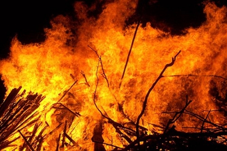 রাইস কুকারে রান্নার সময় শর্ট সার্কিট, এরপর পুরো ঘরে আগুন