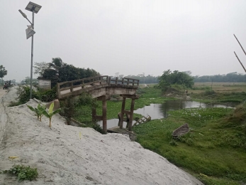 একটি ব্রিজের অভাবে দুর্ভোগ পহাচ্ছে শিক্ষার্থী, কৃষক সহ শত শত মানুষ।