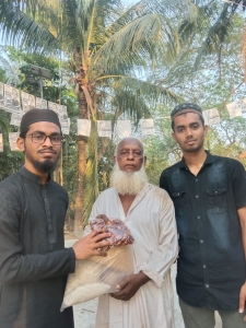 ভোলায় ইয়েস বাংলাদেশের উদ্যেগে সুবিধাবঞ্চিত মানুষদের মাঝে ইফতার সামগ্রী বিতরন। 