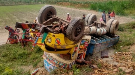 মানিকগঞ্জের  সিংগাইরে মাটির ট্রাক নিয়ন্ত্রণ হারিয়ে খাদে পড়ে, চালক নিহত