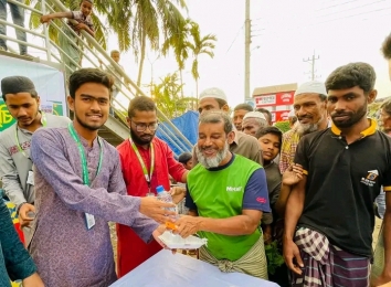 নোয়াখালীতে সুবিধাবঞ্চিত মানুষের মাঝে এনসিটিএফের ইফতার বিতরন।