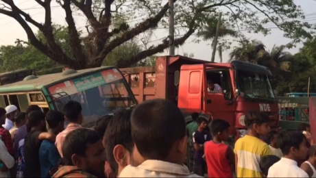 সাটুরিয়া কাওয়ালীপাড়া রোডে অভারটেক করতে গিয়ে এস বি লিংক বাস খাদে।