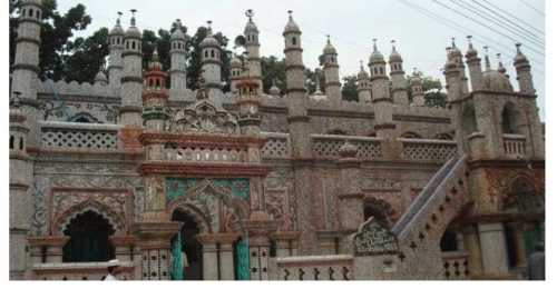 নীলফামারীর চিনি মসজিদ মুসলিম স্থাপত‍্যের প্রতীক। 