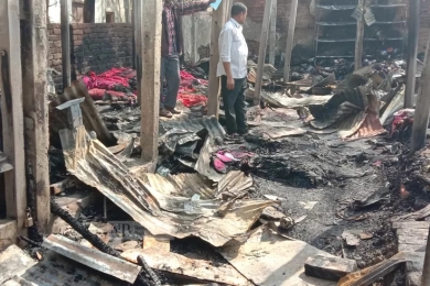 নারগঞ্জে ভুলতা গাউছিয়ায় কাঁচাবাজারে আগুন লেগে শত শত দোকান পুড়ে ছাই