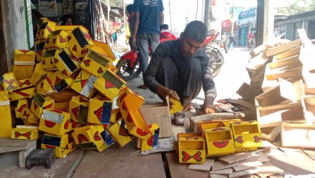 বাংলার ঐতিহ্য কাঠের তৈরী খেলনা জিনিসপত্র হারাতে বসেছে। 