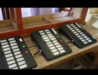 ই ভি এম পদ্ধতিতে ভোট গ্রহণ। 