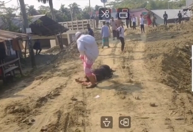 মোরেলগঞ্জে প্রকাশ্যে নারীকে বেধড়ক মারপিটের অভিযোগ।   