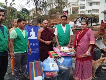 বিলাইছড়িতে অগ্নিকান্ডে ক্ষতিগ্রস্থদের পাশে দাড়াঁলো এক বৌদ্ধ ভিক্ষু