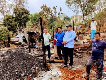 অগ্নিকান্ডে ক্ষতিগ্রস্থ এলাকা পরিদর্শনে ভারপ্রাপ্ত জেলা পরিষদ চেয়ারম্যান রেমলিয়ানা পাংখোয়া।