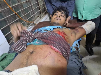 জাজিরার বিলাশপুর যেন এক যুদ্ধক্ষেত্র।