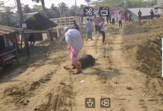 মোরেলগঞ্জে প্রকাশ্যে নারীকে বেধড়ক মারপিটের অভিযোগ।   
