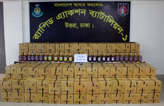 ১৮৬৬ পিস বিলাতি মদসহ র‍্যাবের হাতে যুবক আটক।