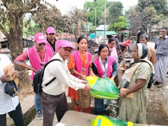 বিলাইছড়িতে আগুনে ক্ষতিগ্রস্থদের মাঝে  ব্র্যাকের নগদ অর্থ ও ত্রাণ সহায়তা 