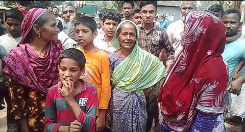 ডোমারে সড়ক সংস্কার শেষ না করায় আটকে দিল মালামাল এলাকাবাসী। 