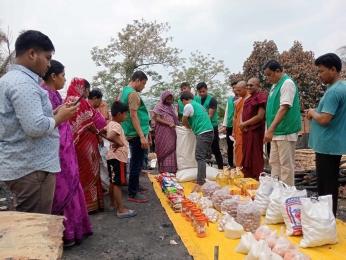 বিলাইছড়িতে অগ্নিকান্ডে ক্ষতিগ্রস্থদের ১ মাসের ত্রাণসামগ্রী বিতরণ করলো দেবতিষ্য ভিক্ষু