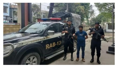 নীলফামারী কুরিয়ার সার্ভিস গাড়িতে ফেনসিডিল সহ আটক ০১।