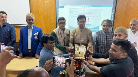 ইবি প্লেয়ারস অ্যাসোসিয়েশন কর্তৃক অ্যাড. শাহ মনজুরুল হককে সম্মাননা