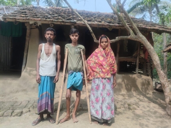 সুস্থ্য হতে চাই চৌগাছার দরিদ্র পরিবারের সন্তান আকাশ
