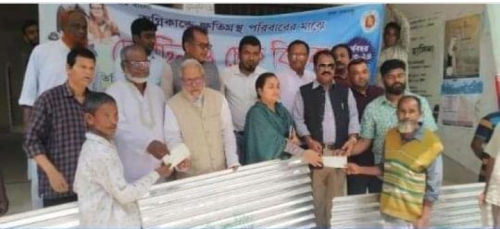 ডোমারে অগ্নিকান্ডে ক্ষতিগ্রস্তের মাঝে ঢেউটিন চেক বিতরণ। 