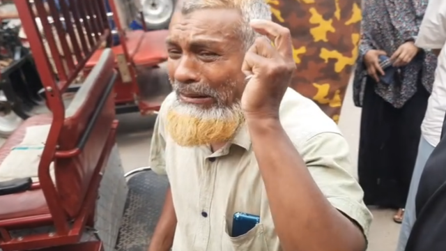 ভাড়া চাওয়ায় বৃদ্ধ রিকশাচালককে যুবকের থাপ্পর, মুহুর্তে ভিডিও ভাইরাল
