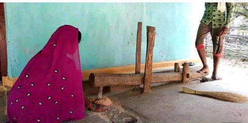 হারিয়ে যাচ্ছে গ্রামবাংলার ঐতিহ্যবাহী ঢেঁকি। 