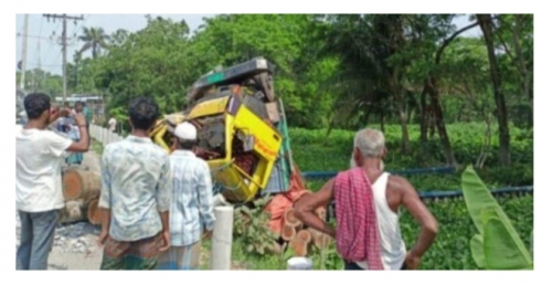 বরিশালে ট্রাক উল্টে গাছ ব্যবসায়ী নিহত।