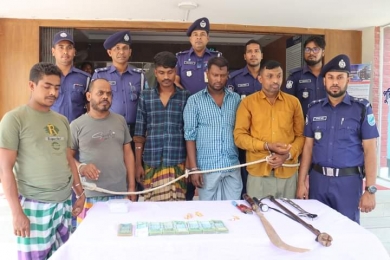 ডাকাতির ঘটনার ৭ দিন পর লুন্ঠিত মালামাল সহ ৫ জন ডাকাত গ্রফতার। 