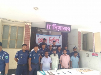 সিরাজগঞ্জ শহরের আল হামরা আবাসিক হোটেল থেকে সংঘবদ্ধ চোর চক্রের আলামতসহ ৪জন আটক